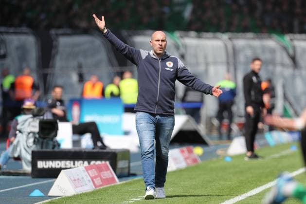 14 04 2024, xtgx, Soccer 2 Bundesliga, Soccer 2 Bundesliga, Eintracht Braunschweig Hannover 96 emspor, v l Daniel Scherning Braunschweig, coach gives instructions, gesticulates with arms, gesticulate, gives instructions DFL DFB REGULATIONS PROHIBIT ANY USE OF PHOTOGRAPHS as IMAGE SEQUENCES and or QUASI VIDEO Braunschweig