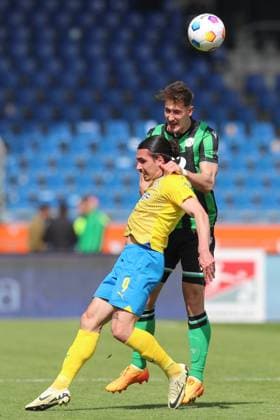 14 04 2024, xtgx, Soccer 2 Bundesliga, Soccer 2 Bundesliga, Eintracht Braunschweig Hannover 96 emspor, v l Rayan Philippe Braunschweig, 9 , Phil Neumann Hannover, 5 duel, duel, fight, tackle DFL DFB REGULATIONS PROHIBIT ANY USE OF PHOTOGRAPHS as IMAGE SEQUENCES and or QUASI VIDEO Braunschweig