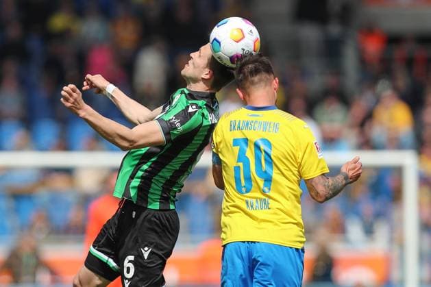 14 04 2024, xtgx, Football 2 Bundesliga, Football 2 Bundesliga, Eintracht Braunschweig Hannover 96 emspor, v l Fabian Kunze Hannover, 6 , Robin Krausse Braunschweig, 39 duel, duel, fight, tackle DFL DFB REGULATIONS PROHIBIT ANY USE OF PHOTOGRAPHS as IMAGE SEQUENCES and or QUASI VIDEO Braunschweig