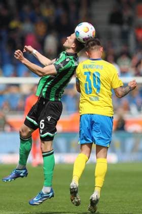 14 04 2024, xtgx, Football 2 Bundesliga, Football 2 Bundesliga, Eintracht Braunschweig Hannover 96 emspor, v l Fabian Kunze Hannover, 6 , Robin Krausse Braunschweig, 39 duel, duel, fight, tackle DFL DFB REGULATIONS PROHIBIT ANY USE OF PHOTOGRAPHS as IMAGE SEQUENCES and or QUASI VIDEO Braunschweig