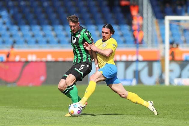 14 04 2024, xtgx, Soccer 2 Bundesliga, Soccer 2 Bundesliga, Eintracht Braunschweig Hannover 96 emspor, v l Phil Neumann Hannover, 5 , Rayan Philippe Braunschweig, 9 duel, duel, fight, tackle DFL DFB REGULATIONS PROHIBIT ANY USE OF PHOTOGRAPHS as IMAGE SEQUENCES and or QUASI VIDEO Braunschweig