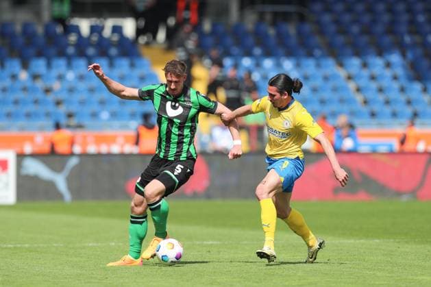 14 04 2024, xtgx, Soccer 2 Bundesliga, Soccer 2 Bundesliga, Eintracht Braunschweig Hannover 96 emspor, v l Phil Neumann Hannover, 5 , Rayan Philippe Braunschweig, 9 duel, duel, fight, tackle DFL DFB REGULATIONS PROHIBIT ANY USE OF PHOTOGRAPHS as IMAGE SEQUENCES and or QUASI VIDEO Braunschweig