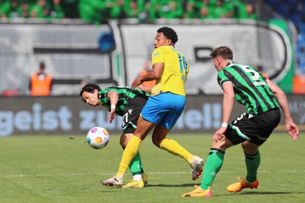 14 04 2024, xtgx, Soccer 2 Bundesliga, Soccer 2 Bundesliga, Eintracht Braunschweig Hannover 96 emspor, v l Sei Muroya Hannover, 21 , Anton Donkor Braunschweig, 19 duel, duel, fight, tackle DFL DFB REGULATIONS PROHIBIT ANY USE OF PHOTOGRAPHS as IMAGE SEQUENCES and or QUASI VIDEO Braunschweig