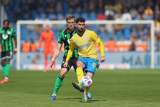 14 04 2024, xtgx, Soccer 2 Bundesliga, Soccer 2 Bundesliga, Eintracht Braunschweig Hannover 96 emspor, v l Fabian Kunze Hannover, 6 , Fabio Kaufmann Braunschweig, 37 DFL DFB REGULATIONS PROHIBIT ANY USE OF PHOTOGRAPHS as IMAGE SEQUENCES and or QUASI VIDEO Braunschweig