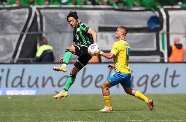 Braunschweig vs Hannover, 2 BL Braunschweig, 14 04 2024, FUßBALL Eintracht Braunschweig vs Hannover 96, 2 BL, Season 2023 24 Sei Muroya Hannover 96 , Marvin Rittmuˆller Eintracht Braunschweig Braunschweig