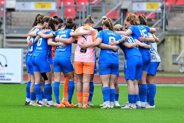 14 04 2024 Soccer Season 2023 2024 1 Womens Soccer Bundesliga 18 Matchday 1 FC Nuremberg FCN Club SGS Essen AlSch xalxscx SGS Essen in the team circle before the start of the match