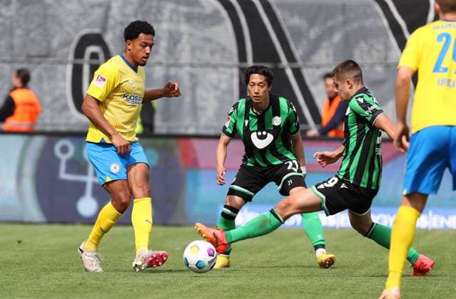 Braunschweig vs Hannover, 2 BL Braunschweig, 14 04 2024, FOOTBALL Eintracht Braunschweig vs Hannover 96, 2 BL, Season 2023 24 Anton Donkor Eintracht Braunschweig , Sei Muroya Hannover 96 , Nicolo Tresoldi Hannover 96 Braunschweig