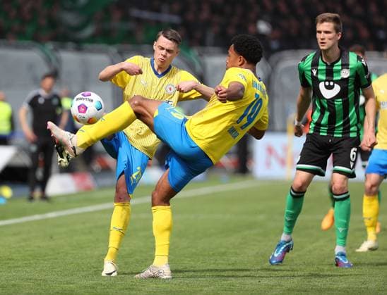 Braunschweig vs Hannover, 2 BL Braunschweig, 14 04 2024, FOOTBALL Eintracht Braunschweig vs Hannover 96, 2 BL, Season 2023 24 Thorir Johann Helgason Eintracht Braunschweig , Anton Donkor Eintracht Braunschweig , Fabian Kunze Hannover 96 Braunschweig