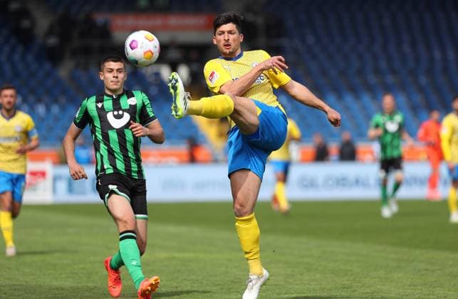 Braunschweig vs Hannover, 2 BL Braunschweig, 14 04 2024, FOOTBALL Eintracht Braunschweig vs Hannover 96, 2 BL, Season 2023 24 Nicolo Tresoldi Hannover 96 , Jannis Nikolaou Eintracht Braunschweig Braunschweig