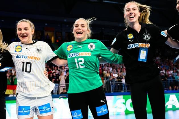 Handball, Women Olympic Qualification Women, Germany Montenegro Qualification, Tournament 3, 2 Matchday from left Mareike Thomaier Germany , Goalkeeper Dinah Eckerle Germany , Goalkeeper Sarah Wachter Germany Final cheer Final cheer Emotion Joy New Ulm Ratiopharm Arena Baden Württemberg Germany
