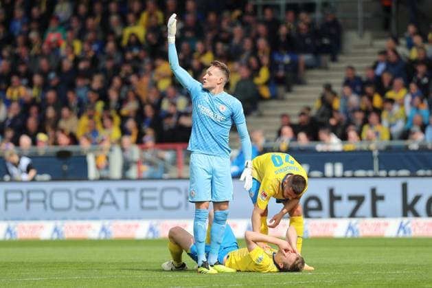 14 04 2024, xtgx, Soccer 2 Bundesliga, Soccer 2 Bundesliga, Eintracht Braunschweig Hannover 96 emspor, v l Robert Ivanov Braunschweig, 5 injured injury head DFL DFB REGULATIONS PROHIBIT ANY USE OF PHOTOGRAPHS as IMAGE SEQUENCES and or QUASI VIDEO Braunschweig
