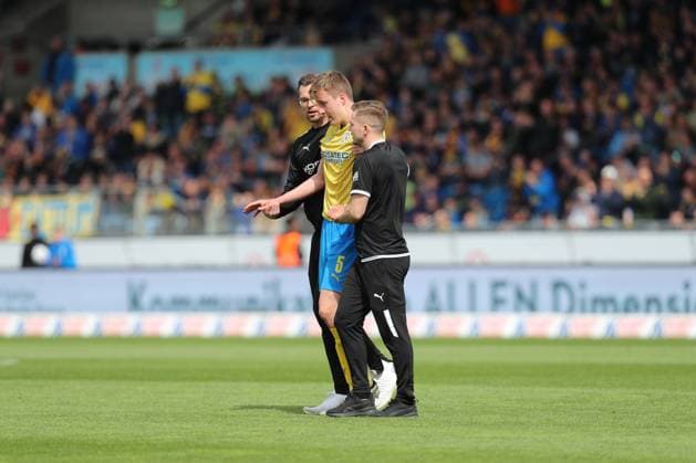 14 04 2024, xtgx, Soccer 2 Bundesliga, Soccer 2 Bundesliga, Eintracht Braunschweig Hannover 96 emspor, v l Robert Ivanov Braunschweig, 5 injured injury head DFL DFB REGULATIONS PROHIBIT ANY USE OF PHOTOGRAPHS as IMAGE SEQUENCES and or QUASI VIDEO Braunschweig