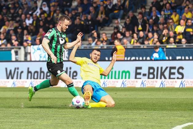 14 04 2024, xtgx, Soccer 2 Bundesliga, Soccer 2 Bundesliga, Eintracht Braunschweig Hannover 96 emspor, v l Cedric Teuchert Hannover, 36 , Hasan Kurucay Braunschweig, 29 duel, fight, tackle DFL DFB REGULATIONS PROHIBIT ANY USE OF PHOTOGRAPHS as IMAGE SEQUENCES and or QUASI VIDEO Braunschweig