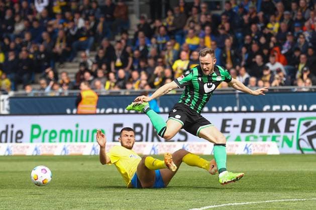 14 04 2024, xtgx, Soccer 2 Bundesliga, Soccer 2 Bundesliga, Eintracht Braunschweig Hannover 96 emspor, v l Cedric Teuchert Hannover, 36 , Hasan Kurucay Braunschweig, 29 duel, fight, tackle DFL DFB REGULATIONS PROHIBIT ANY USE OF PHOTOGRAPHS as IMAGE SEQUENCES and or QUASI VIDEO Braunschweig