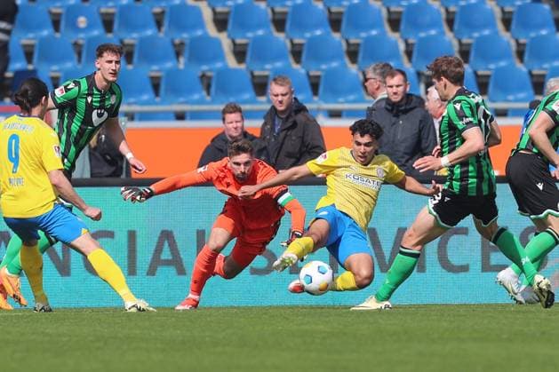 14 04 2024, xtgx, Football 2 Bundesliga, Football 2 Bundesliga, Eintracht Braunschweig Hannover 96 emspor, v l Ron Robert Zieler Hannover, 16 loses the ball against Johan Gomez Braunschweig, 44 duel, duel, fight, tackle DFL DFB REGULATIONS PROHIBIT ANY USE OF PHOTOGRAPHS as IMAGE SEQUENCES and or QUASI VIDEO Braunschweig