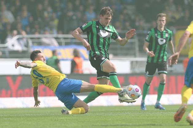 14 04 2024, xtgx, Soccer 2 Bundesliga, Soccer 2 Bundesliga, Eintracht Braunschweig Hannover 96 emspor, v l Robin Krausse Braunschweig, 39 , Max Christiansen Hannover, 13 two DFL DFB REGULATIONS PROHIBIT ANY USE OF PHOTOGRAPHS as IMAGE SEQUENCES and or QUASI VIDEO Braunschweig