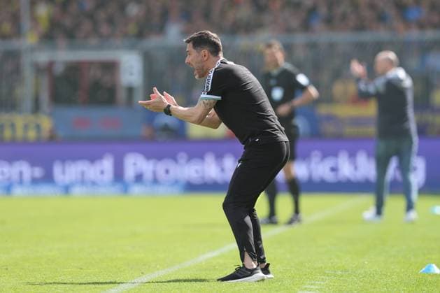 14 04 2024, xtgx, Soccer 2 Bundesliga, Soccer 2 Bundesliga, Eintracht Braunschweig Hannover 96 emspor, v l Stefan Leitl Hannover, coach gives instructions, gesticulates with arms, gesticulate, gives instructions DFL DFB REGULATIONS PROHIBIT ANY USE OF PHOTOGRAPHS as IMAGE SEQUENCES and or QUASI VIDEO Braunschweig
