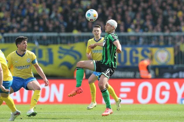 14 04 2024, xtgx, Fussball 2 Bundesliga, Fussball 2 Bundesliga, Eintracht Braunschweig Hannover 96 emspor, v l Nicolo Tresoldi Hannover, 9 Kopfverband, Verband DFL DFB REGULATIONS PROHIBIT ANY USE OF PHOTOGRAPHS as IMAGE SEQUENCES and or QUASI VIDEO Braunschweig