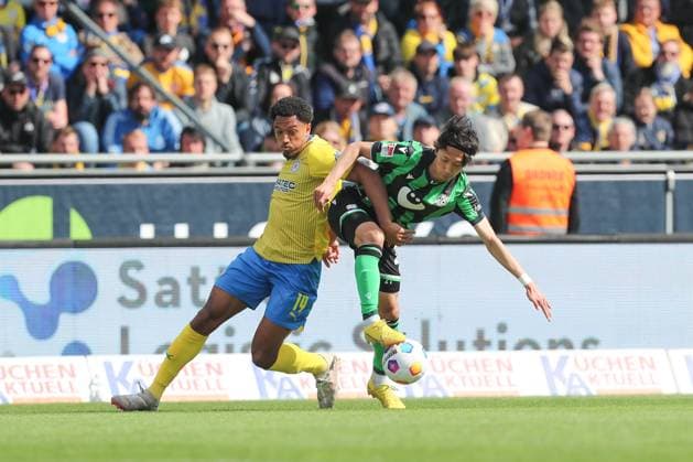14 04 2024, xtgx, Soccer 2 Bundesliga, Soccer 2 Bundesliga, Eintracht Braunschweig Hannover 96 emspor, v l Anton Donkor Braunschweig, 19 , Sei Muroya Hannover, 21 duel, duel, fight, tackle DFL DFB REGULATIONS PROHIBIT ANY USE OF PHOTOGRAPHS as IMAGE SEQUENCES and or QUASI VIDEO Braunschweig