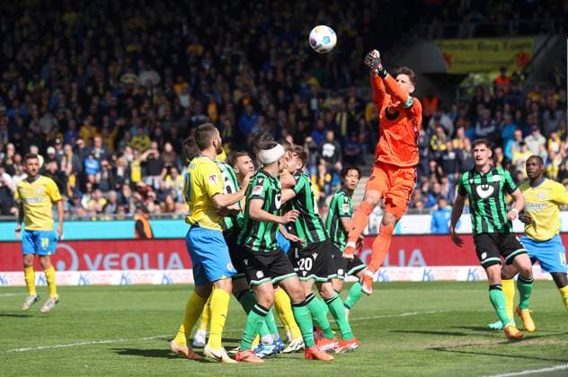 Braunschweig vs Hannover, 2 BL Braunschweig, 14 04 2024, FOOTBALL Eintracht Braunschweig vs Hannover 96, 2 BL, Season 2023 24 Goalkeeper Ron Robert Zieler Hannover 96 , Braunschweig