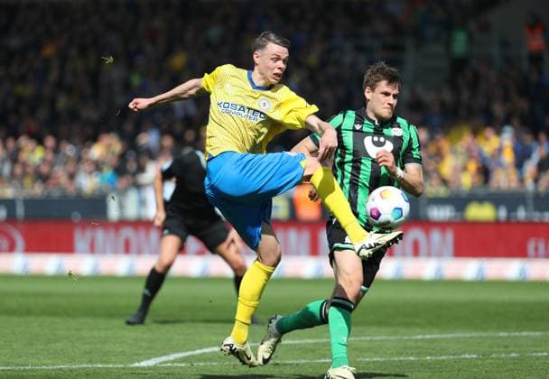 Braunschweig vs Hannover, 2 BL Braunschweig, 14 04 2024, FOOTBALL Eintracht Braunschweig vs Hannover 96, 2 BL, Season 2023 24 Thorir Johann Helgason Eintracht Braunschweig , Braunschweig