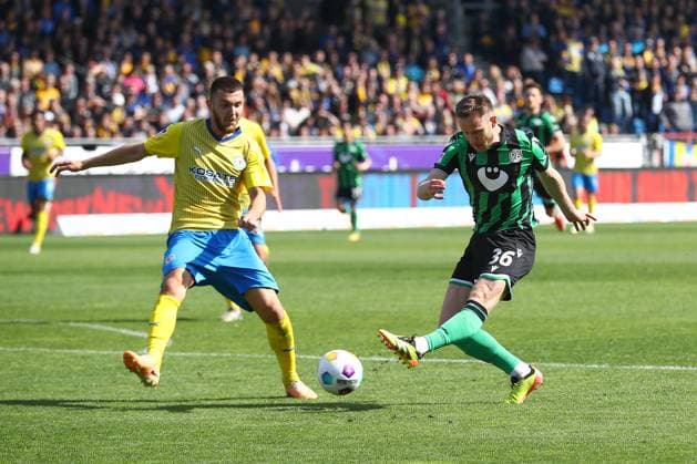 14 04 2024, xtgx, Soccer 2 Bundesliga, Soccer 2 Bundesliga, Eintracht Braunschweig Hannover 96 emspor, v l Cedric Teuchert Hannover, 36 schießst, Schuss, Torschuss, schiesst aufs Tor DFL DFB REGULATIONS PROHIBIT ANY USE OF PHOTOGRAPHS as IMAGE SEQUENCES and or QUASI VIDEO Braunschweig