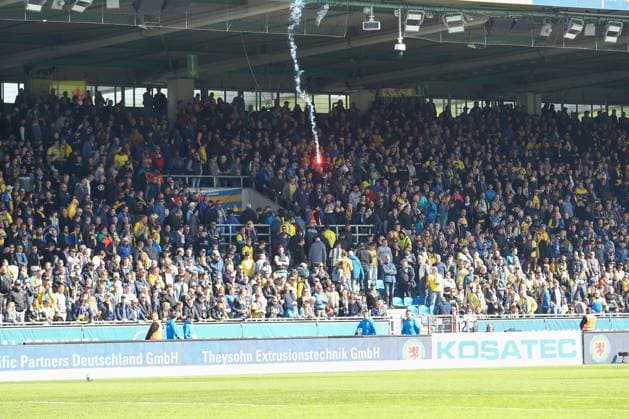 14 04 2024, xtgx, Soccer 2 Bundesliga, Soccer 2 Bundesliga, Eintracht Braunschweig Hannover 96 emspor, v l rocket flies towards a fan block, pyro, pyrotechnics DFL DFB REGULATIONS PROHIBIT ANY USE OF PHOTOGRAPHS as IMAGE SEQUENCES and or QUASI VIDEO Braunschweig