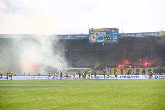 14 04 2024, xtgx, Soccer 2 Bundesliga, Soccer 2 Bundesliga, Eintracht Braunschweig Hannover 96 emspor, v l sym Pyro, Pyrotechnics DFL DFB REGULATIONS PROHIBIT ANY USE OF PHOTOGRAPHS as IMAGE SEQUENCES and or QUASI VIDEO Braunschweig