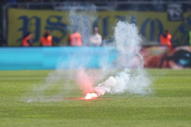 14 04 2024, xtgx, Soccer 2 Bundesliga, Soccer 2 Bundesliga, Eintracht Braunschweig Hannover 96 emspor, v l pyrotechnics on the pitch, pyro, rocket DFL DFB REGULATIONS PROHIBIT ANY USE OF PHOTOGRAPHS as IMAGE SEQUENCES and or QUASI VIDEO Braunschweig