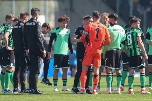 14 04 2024, xtgx, Soccer 2 Bundesliga, Soccer 2 Bundesliga, Eintracht Braunschweig Hannover 96 emspor, v l Hannover enttaeuscht, schaut enttaeuscht, niedergeschlagen, disappointed DFL DFB REGULATIONS PROHIBIT ANY USE OF PHOTOGRAPHS as IMAGE SEQUENCES and or QUASI VIDEO Braunschweig