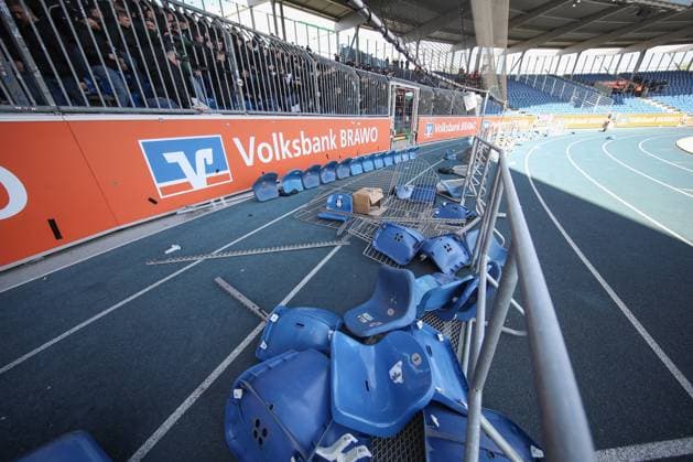 14 04 2024, xtgx, Soccer 2 Bundesliga, Soccer 2 Bundesliga, Eintracht Braunschweig Hannover 96 emspor, v l Destroyed seat shells and fences in front of the guest block, symbolfoto, symbolbild DFL DFB REGULATIONS PROHIBIT ANY USE OF PHOTOGRAPHS as IMAGE SEQUENCES and or QUASI VIDEO Braunschweig