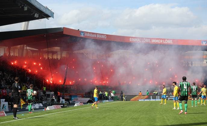 Braunschweig vs Hannover, 2 BL Braunschweig, 14 04 2024, FOOTBALL Eintracht Braunschweig vs Hannover 96, 2 BL, Season 2023 24 Hannover 96 Fans ignite Bengalos Braunschweig