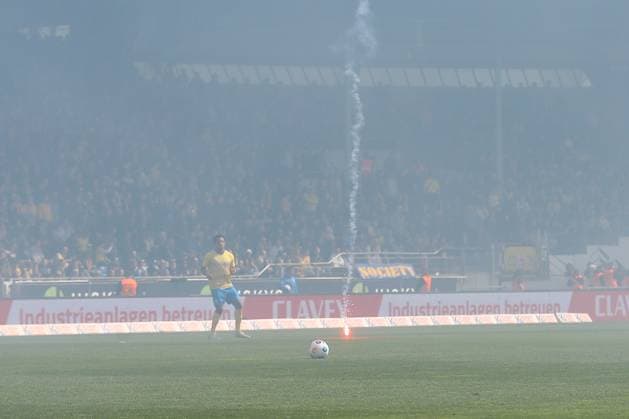 14 04 2024, xtgx, Soccer 2 Bundesliga, Soccer 2 Bundesliga, Eintracht Braunschweig Hannover 96 emspor, v l rocket lands on the pitch, Pyro, Pyotechnik DFL DFB REGULATIONS PROHIBIT ANY USE OF PHOTOGRAPHS as IMAGE SEQUENCES and or QUASI VIDEO Braunschweig