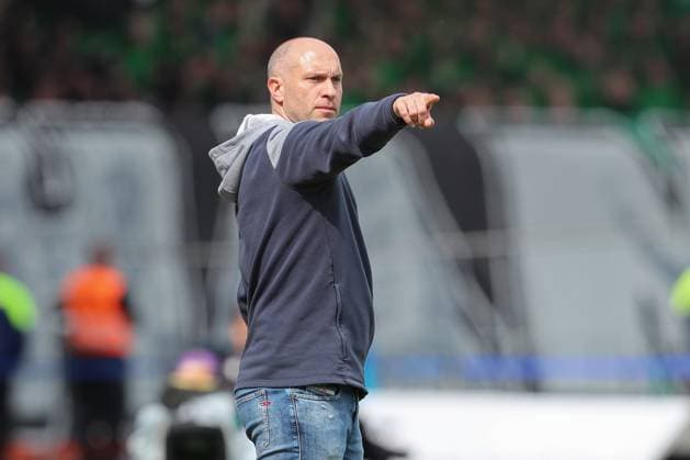 14 04 2024, xtgx, Soccer 2 Bundesliga, Soccer 2 Bundesliga, Eintracht Braunschweig Hannover 96 emspor, v l Daniel Scherning Braunschweig, coach gives instructions, gesticulates with arms, gesticulate, gives instructions DFL DFB REGULATIONS PROHIBIT ANY USE OF PHOTOGRAPHS as IMAGE SEQUENCES and or QUASI VIDEO Braunschweig