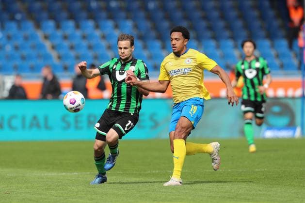 14 04 2024, xtgx, Soccer 2 Bundesliga, Soccer 2 Bundesliga, Eintracht Braunschweig Hannover 96 emspor, v l Louis Schaub Hannover, 11 , Anton Donkor Braunschweig, 19 duel, duel, fight, tackle DFL DFB REGULATIONS PROHIBIT ANY USE OF PHOTOGRAPHS as IMAGE SEQUENCES and or QUASI VIDEO Braunschweig