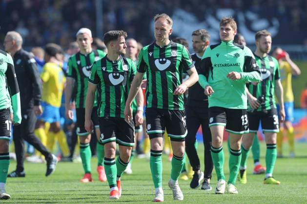 14 04 2024, xtgx, Fussball 2 Bundesliga, Fussball 2 Bundesliga, Eintracht Braunschweig Hannover 96 emspor, v l Havard Nielsen Hannover, 1 enttaeuscht, schaut enttaeuscht, niedergeschlagen, disappointed DFL DFB REGULATIONS PROHIBIT ANY USE OF PHOTOGRAPHS as IMAGE SEQUENCES and or QUASI VIDEO Braunschweig