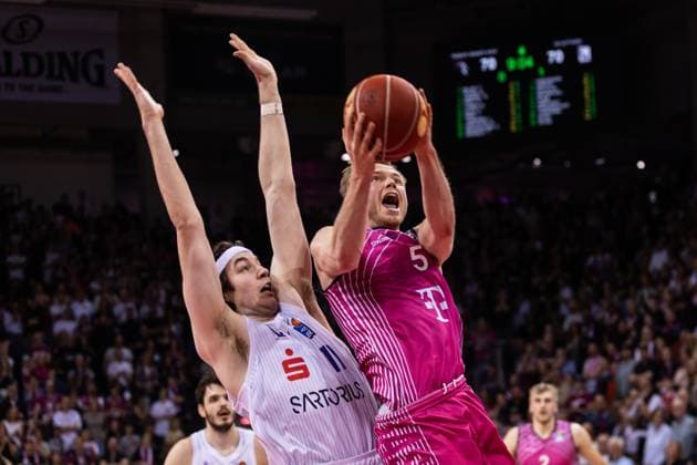 Bilder des Jahres 2024, Sport 04 April Sport Themen der Woche KW15 Sport Bilder des Tages easyCredit Basketball Bundesliga, Telekom Baskets Bonn vs. BG Göttingen, 14.04.2024 Harald Frey (Telekom Baskets Bonn 5) gegen Grant Anticevich (BG Göttingen 11) - easyCredit Basketball Bundesliga, Telekom Baskets Bonn vs. BG Göttingen, 14.04.2024, Telekom Dome Bonn *** easyCredit Basketball Bundesliga, Telekom Baskets Bonn vs BG Göttingen, 14 04 2024 Harald Frey Telekom Baskets Bonn 5 vs Grant Anticevich BG Göttingen 11 easyCredit Basketball Bundesliga, Telekom Baskets Bonn vs BG Göttingen, 14 04 2024, Telekom Dome Bonn Copyright: xBEAUTIFULxSPORTS Derixx