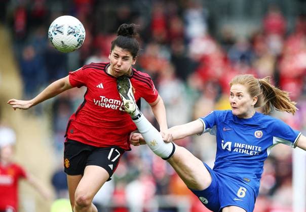 Bilder des Jahres 2024, Sport 04 April Sport Themen der Woche KW15 Sport Bilder des Tages Sjoeke Nusken of Chelsea and Lucia Garcia of Manchester United, ManU Manchester United Women v Chelsea Women, Adobe Women s FA Cup, Semi Final, Football, Leigh Sports Village, Leigh, UK - 14 Apr 2024 EDITORIAL USE ONLY No use with unauthorised audio, video, data, fixture lists, club league logos or live services. Online in-match use limited to 120 images, no video emulation. No use in betting, games or single club league player publications.  Copyright: xMattxWest Shutterstockx 14432105ab