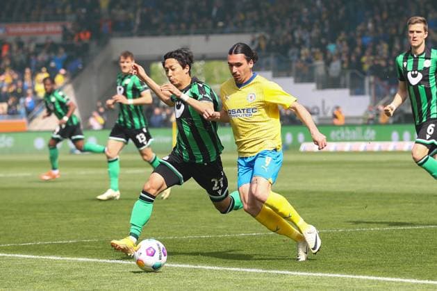 14 04 2024, xtgx, Soccer 2 Bundesliga, Soccer 2 Bundesliga, Eintracht Braunschweig Hannover 96 emspor, v l Sei Muroya Hannover, 21 , Rayan Philippe Braunschweig, 9 duel, duel, fight, tackle DFL DFB REGULATIONS PROHIBIT ANY USE OF PHOTOGRAPHS as IMAGE SEQUENCES and or QUASI VIDEO Braunschweig