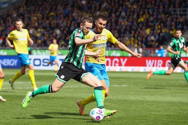 14 04 2024, xtgx, Soccer 2 Bundesliga, Soccer 2 Bundesliga, Eintracht Braunschweig Hannover 96 emspor, v l Cedric Teuchert Hannover, 36 , Hasan Kurucay Braunschweig, 29 DFL DFB REGULATIONS PROHIBIT ANY USE OF PHOTOGRAPHS as IMAGE SEQUENCES and or QUASI VIDEO Braunschweig