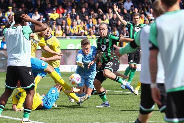 14 04 2024, xtgx, Soccer 2 Bundesliga, Soccer 2 Bundesliga, Eintracht Braunschweig Hannover 96 emspor, v l Hasan Kurucay Braunschweig, 29 and Ron Thorben Hoffmann Braunschweig, 1 klaeren vor Lars Gindorf Hannover DFL DFB REGULATIONS PROHIBIT ANY USE OF PHOTOGRAPHS as IMAGE SEQUENCES and or QUASI VIDEO Braunschweig