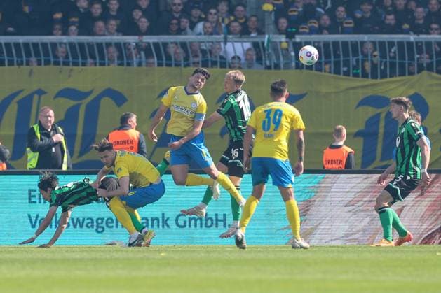 14 04 2024, xtgx, Soccer 2 Bundesliga, Soccer 2 Bundesliga, Eintracht Braunschweig Hannover 96 emspor, v l Jannis Nikolaou Braunschweig, 4 , Havard Nielsen Hannover, 1 header duel, duel, fight, tackle DFL DFB REGULATIONS PROHIBIT ANY USE OF PHOTOGRAPHS as IMAGE SEQUENCES and or QUASI VIDEO Braunschweig