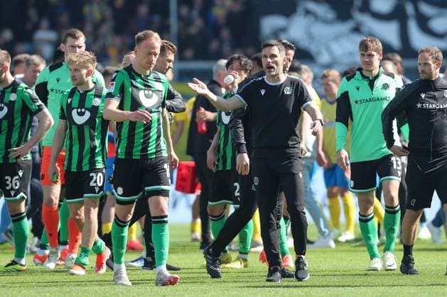 14 04 2024, xtgx, Soccer 2 Bundesliga, Soccer 2 Bundesliga, Eintracht Braunschweig Hannover 96 emspor, v l Havard Nielsen Hannover, 1 , Stefan Leitl Hannover, Coach DFL DFB REGULATIONS PROHIBIT ANY USE OF PHOTOGRAPHS as IMAGE SEQUENCES and or QUASI VIDEO Braunschweig