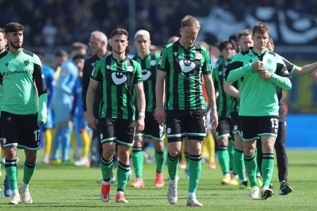 14 04 2024, xtgx, Soccer 2 Bundesliga, Soccer 2 Bundesliga, Eintracht Braunschweig Hannover 96 emspor, v l Enzo Leopold Hannover, 8 , Havard Nielsen Hannover, 1 enttaeuscht, schaut enttaeuscht, niedergeschlagen, disappointed DFL DFB REGULATIONS PROHIBIT ANY USE OF PHOTOGRAPHS as IMAGE SEQUENCES and or QUASI VIDEO Braunschweig