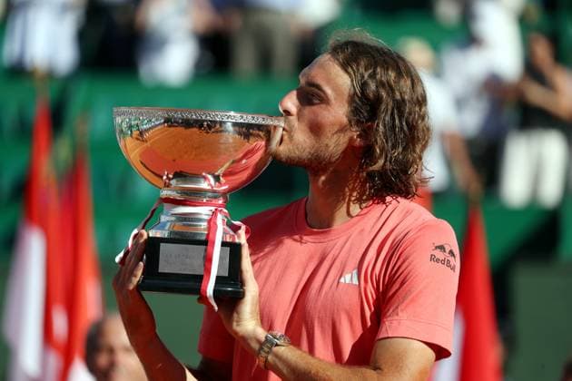 Finale Rolex MOnte-Carlo Masters PHOTOPQR NICE MATIN Jean François Ottonello ; Roquebrune-Cap-Martin ; 14 04 2024 ; Finale Rolex MOnte-Carlo Masters - Stefanos Tsitsipas (GRE en rouge) avec la coupe Roquebrune-Cap-Martin France  Copyright: xPHOTOPQR NICExMATIN MAXPPPxJeanxFrançoisxOttonellox 20240414NIM0052 20240414NIM0052