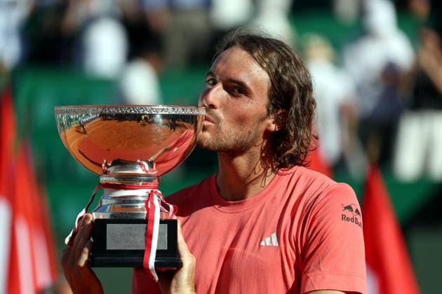 Finale Rolex MOnte-Carlo Masters PHOTOPQR NICE MATIN Jean François Ottonello ; Roquebrune-Cap-Martin ; 14 04 2024 ; Finale Rolex MOnte-Carlo Masters - Stefanos Tsitsipas (GRE en rouge) avec la coupe Roquebrune-Cap-Martin France Copyright: xPHOTOPQR NICExMATIN MAXPPPxJeanxFrançoisxOttonellox 20240414NIM0071 20240414NIM0071
