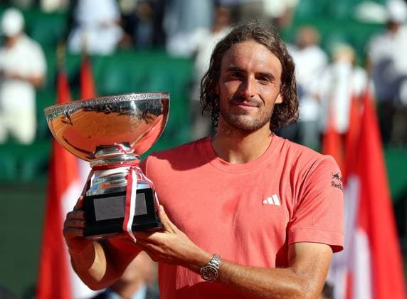 Finale Rolex MOnte-Carlo Masters PHOTOPQR NICE MATIN Jean François Ottonello ; Roquebrune-Cap-Martin ; 14 04 2024 ; Finale Rolex MOnte-Carlo Masters - Stefanos Tsitsipas (GRE en rouge) avec la coupe Roquebrune-Cap-Martin France Copyright: xPHOTOPQR NICExMATIN MAXPPPxJeanxFrançoisxOttonellox 20240414NIM0073 20240414NIM0073