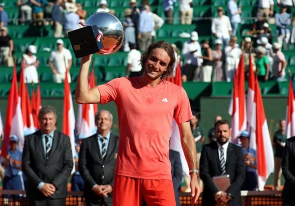 Finale Rolex MOnte-Carlo Masters PHOTOPQR NICE MATIN Jean François Ottonello ; Roquebrune-Cap-Martin ; 14 04 2024 ; Finale Rolex MOnte-Carlo Masters - Stefanos Tsitsipas (GRE en rouge) avec la coupe Roquebrune-Cap-Martin France Copyright: xPHOTOPQR NICExMATIN MAXPPPxJeanxFrançoisxOttonellox 20240414NIM0074 20240414NIM0074