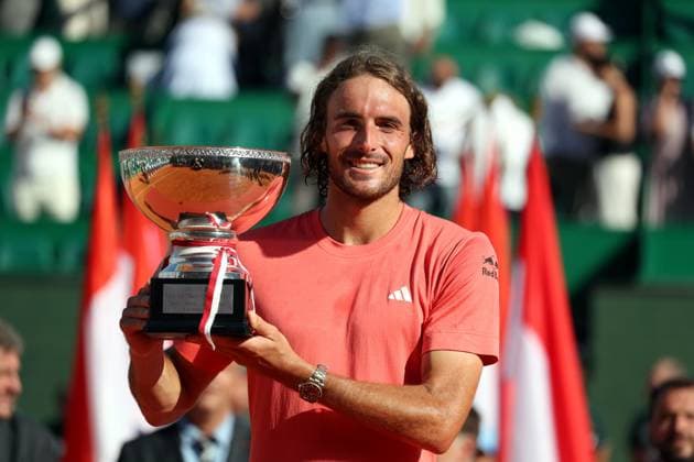 Finale Rolex MOnte-Carlo Masters PHOTOPQR NICE MATIN Jean François Ottonello ; Roquebrune-Cap-Martin ; 14 04 2024 ; Finale Rolex MOnte-Carlo Masters - Stefanos Tsitsipas (GRE en rouge) avec la coupe Roquebrune-Cap-Martin France Copyright: xPHOTOPQR NICExMATIN MAXPPPxJeanxFrançoisxOttonellox 20240414NIM0076 20240414NIM0076