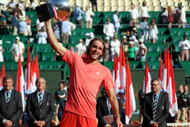 Finale Rolex MOnte-Carlo Masters PHOTOPQR NICE MATIN Jean François Ottonello ; Roquebrune-Cap-Martin ; 14 04 2024 ; Finale Rolex MOnte-Carlo Masters - Stefanos Tsitsipas (GRE en rouge) avec la coupe Roquebrune-Cap-Martin France  Copyright: xPHOTOPQR NICExMATIN MAXPPPxJeanxFrançoisxOttonellox 20240414NIM0077 20240414NIM0077